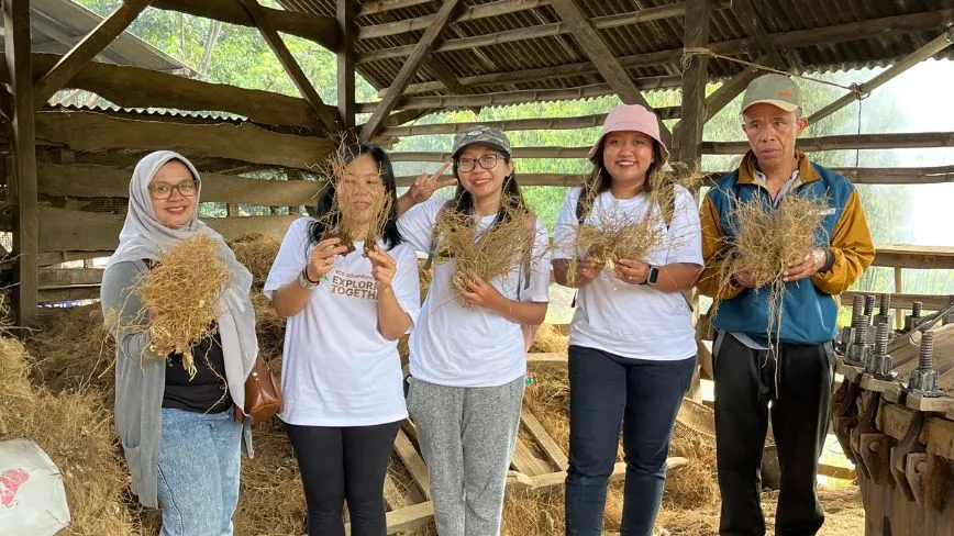menyuling akar wangi sejahterakan petani garut