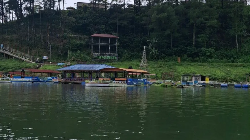 view telaga menjer yang dikelilingi perbukitan