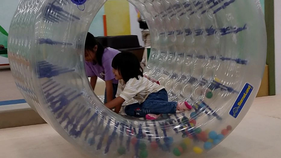 permainan bola berputar water roller Kidzooona AEON Mall Deltamas
