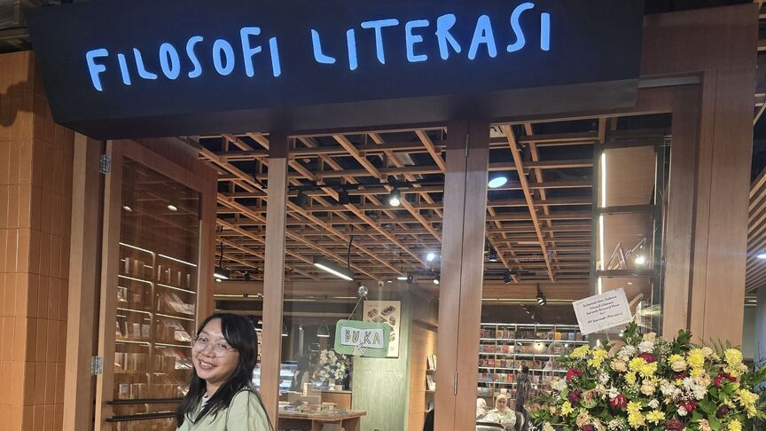 ngopi sambil baca buku di filosofi literasi
