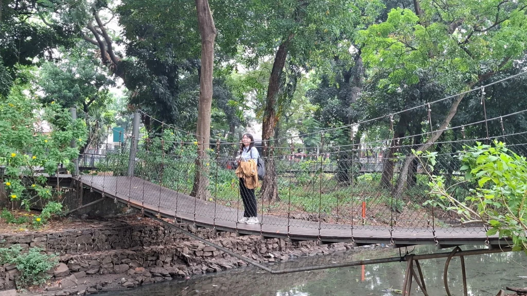 jembatan viral tebet eco park