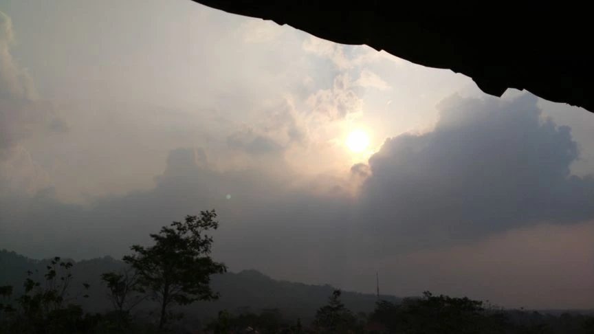 menyaksikan matahari terbenam di kampung halaman
