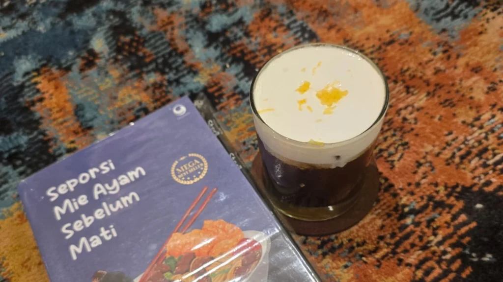 ngopi sambil baca buku di cafe BukaBuku