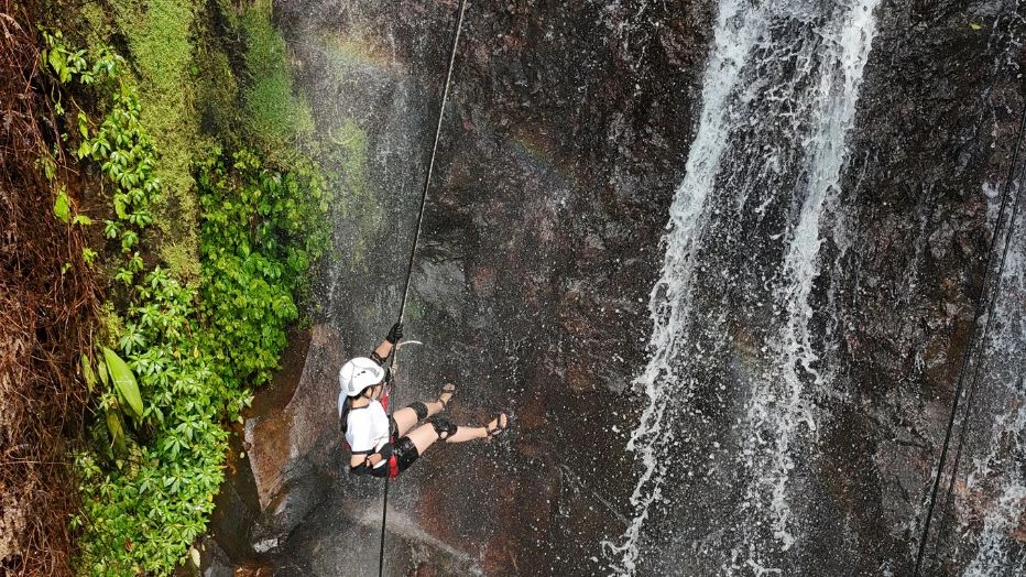 pelangi di Curug Kmebar Bogor saat Canyoning