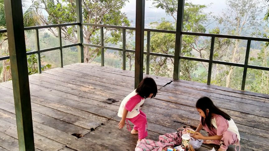 Piknik Bareng Keluarga di Saung Elus Pasir Gora Cimara Kuningan