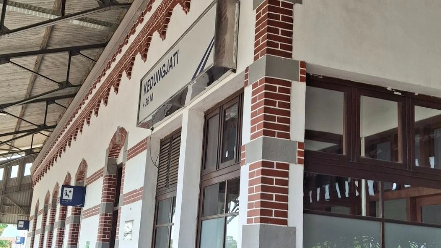 bangunan tua stasiun kedungjati yang menyimpan sejarah perkeretaapian Indonesia