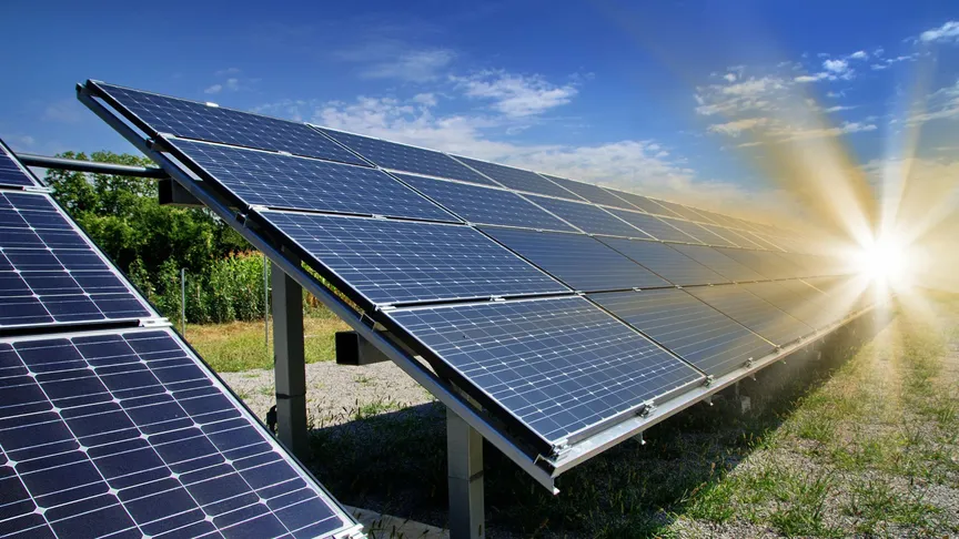 mengatasi krisis iklim dengan menggunakan energi tenaga surya
