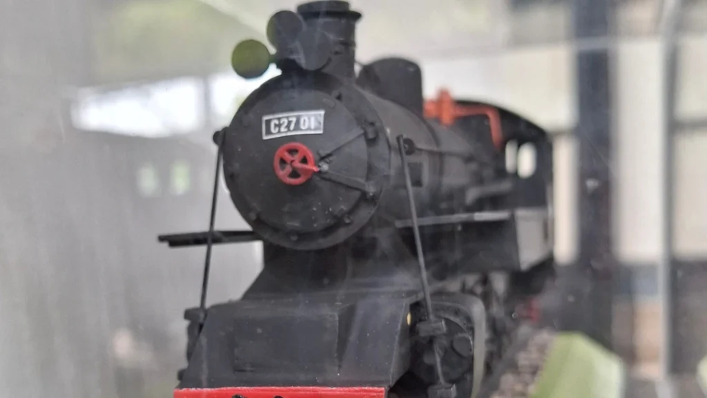 miniatur kereta api Indonesia