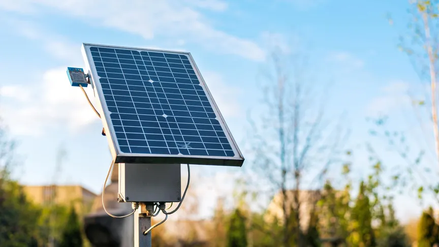 Peran PLTS dalam mengurangi jejak karbon untuk hemat energi